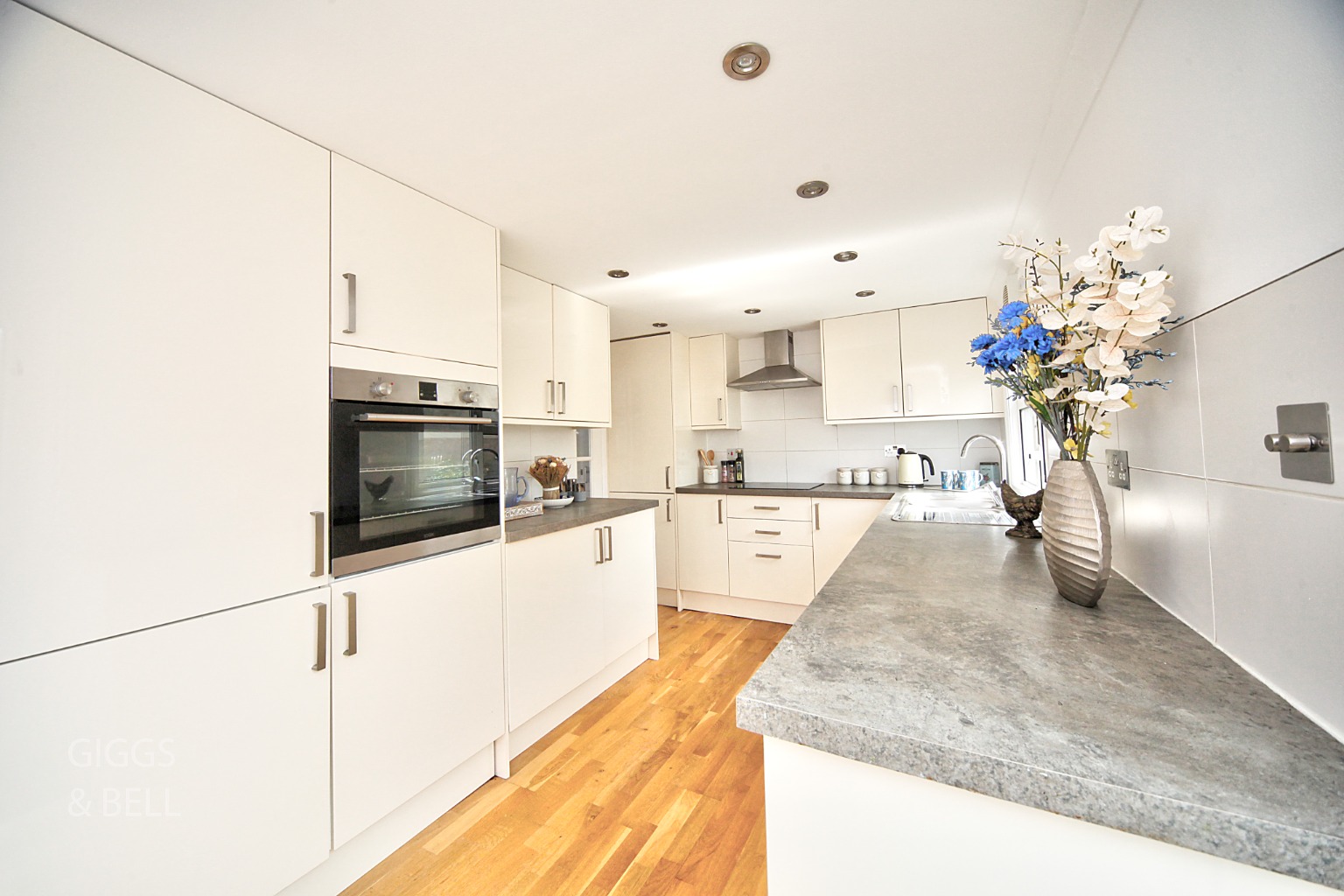 2 bed park home for sale in Pine Walk, Berkhamsted  - Property Image 5