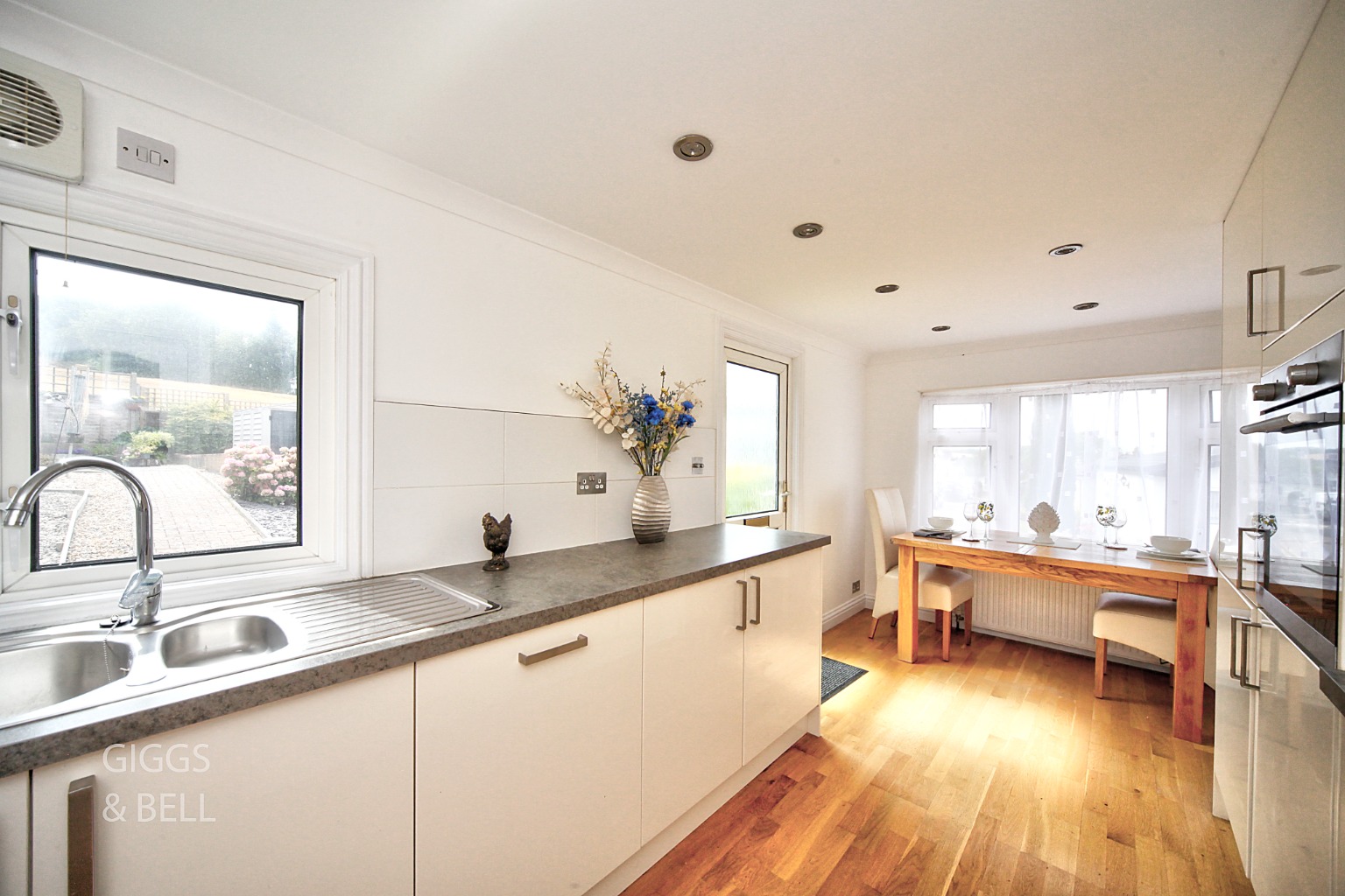 2 bed park home for sale in Pine Walk, Berkhamsted  - Property Image 8