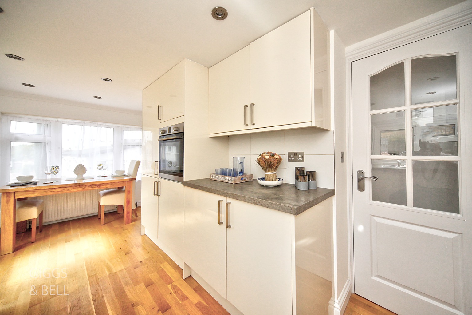 2 bed park home for sale in Pine Walk, Berkhamsted  - Property Image 7