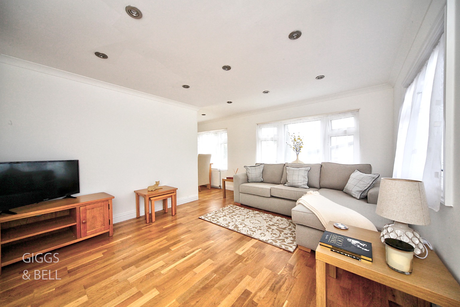 2 bed park home for sale in Pine Walk, Berkhamsted  - Property Image 4