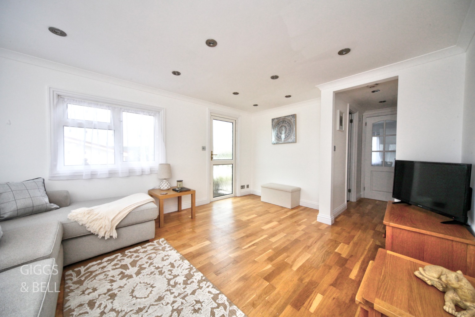 2 bed park home for sale in Pine Walk, Berkhamsted  - Property Image 3