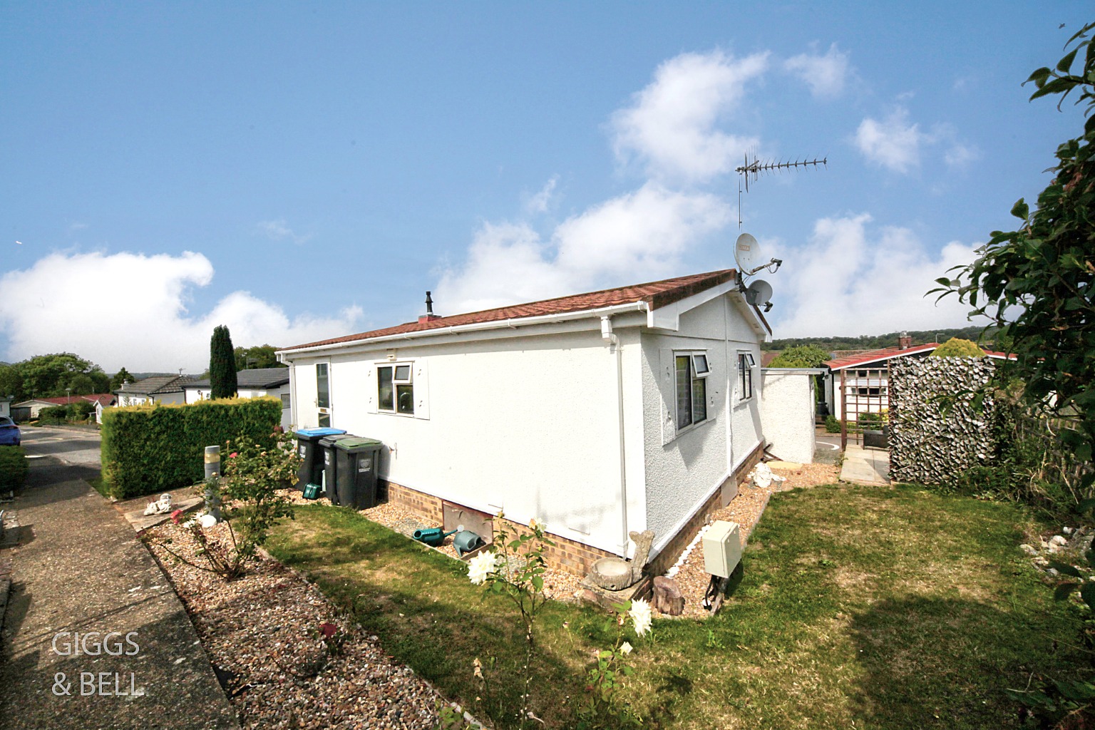 2 bed park home for sale in Pine Walk, Berkhamsted  - Property Image 2