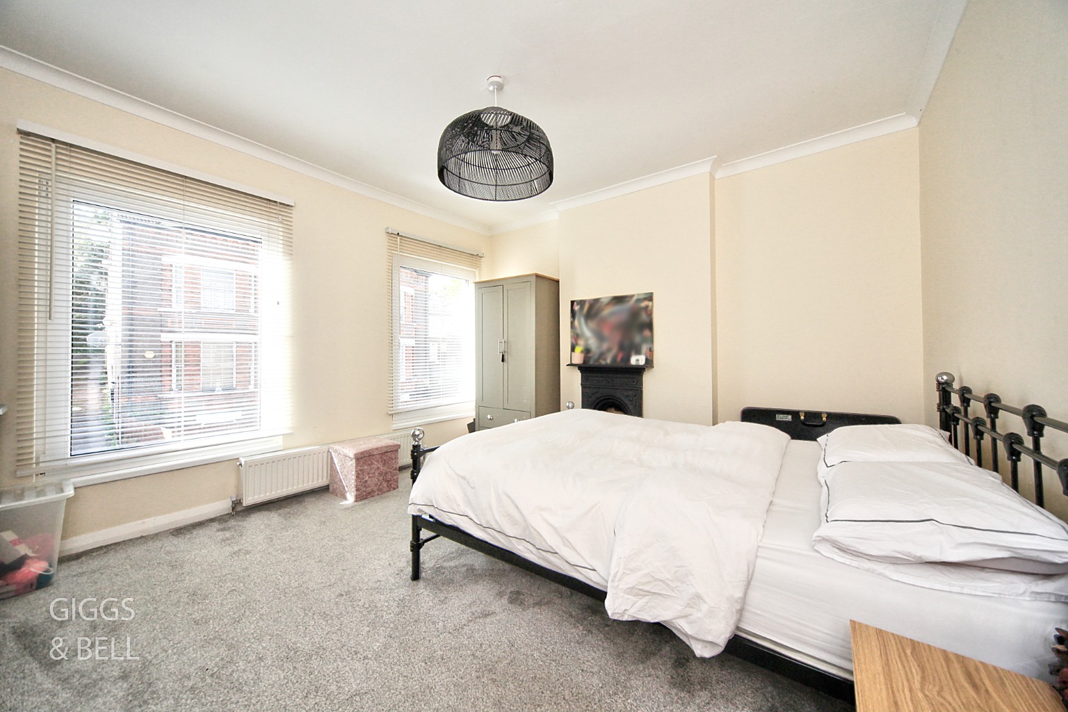 4 bed terraced house for sale in Stockwood Crescent, Bedfordshire  - Property Image 17