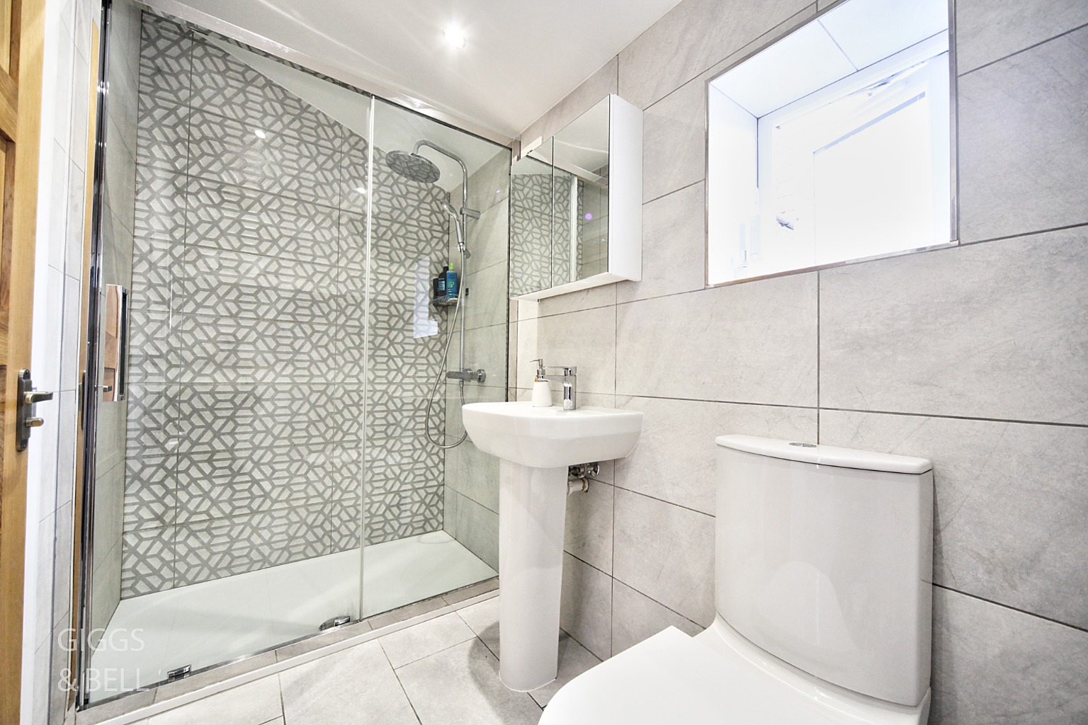 4 bed terraced house for sale in Stockwood Crescent, Bedfordshire  - Property Image 22