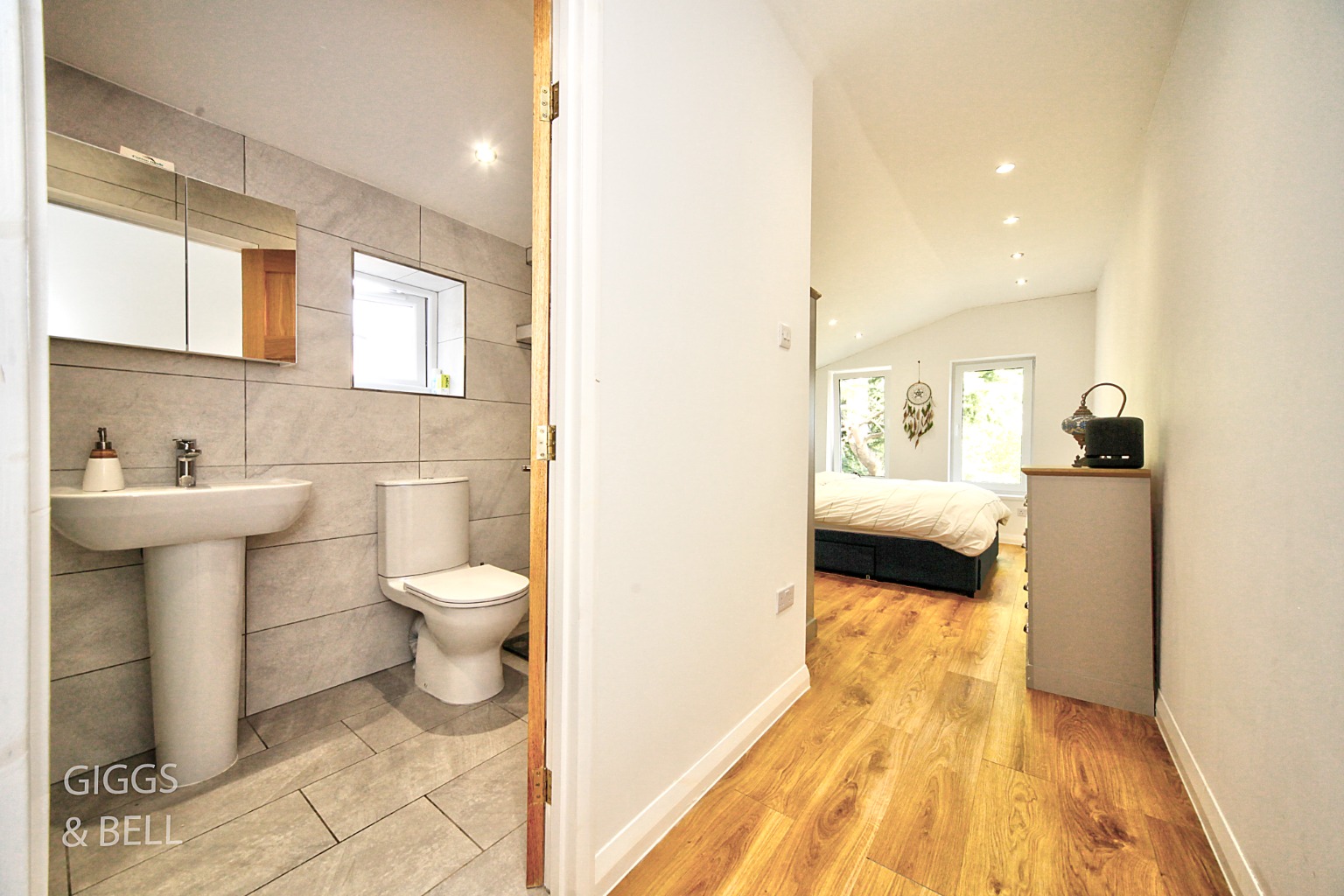 4 bed terraced house for sale in Stockwood Crescent, Bedfordshire  - Property Image 19