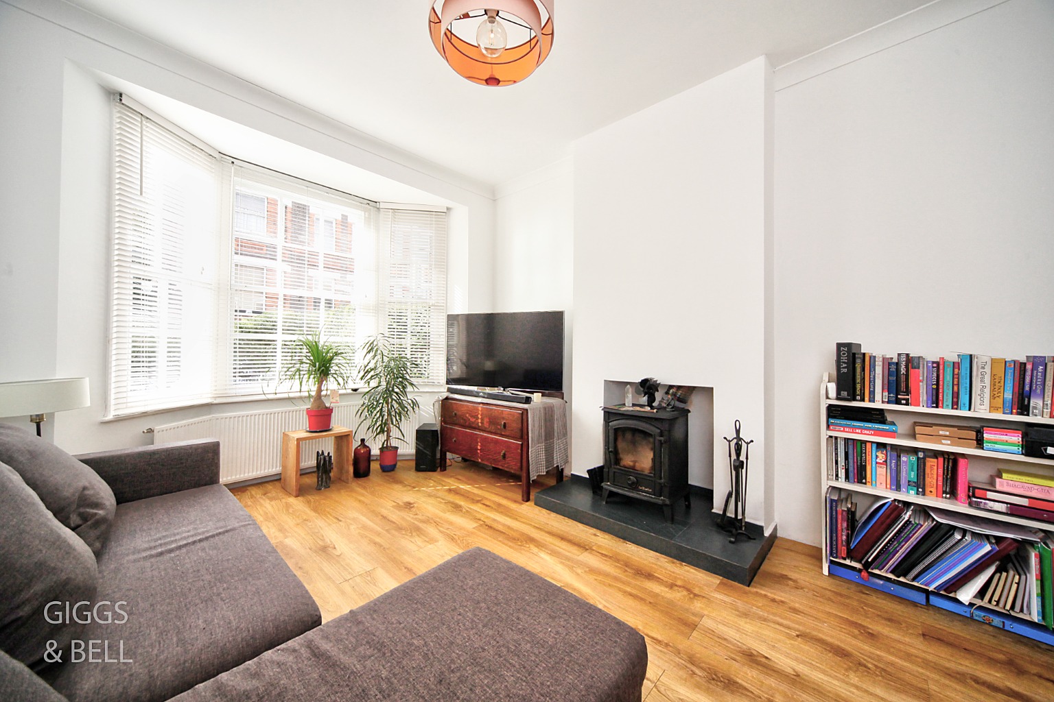 4 bed terraced house for sale in Stockwood Crescent, Bedfordshire  - Property Image 3