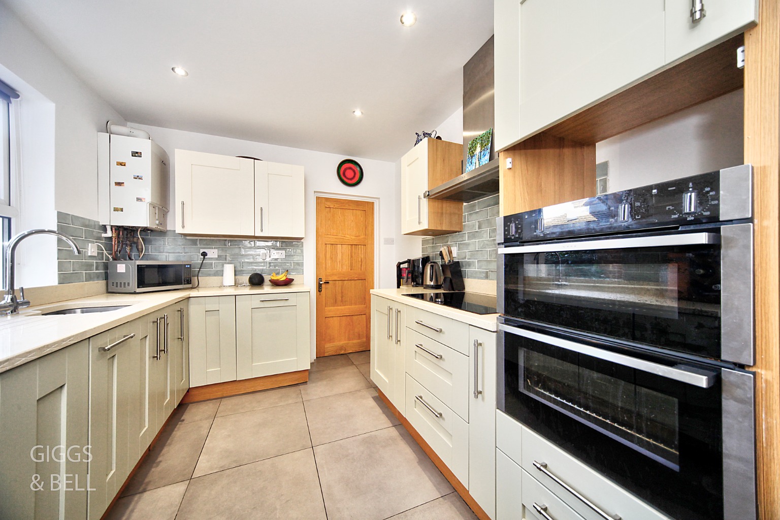 4 bed terraced house for sale in Stockwood Crescent, Bedfordshire  - Property Image 7