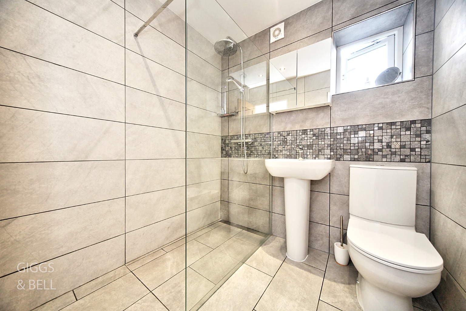 4 bed terraced house for sale in Stockwood Crescent, Bedfordshire  - Property Image 11