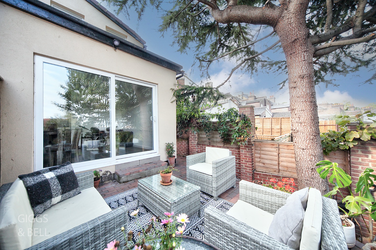 4 bed terraced house for sale in Stockwood Crescent, Bedfordshire  - Property Image 26