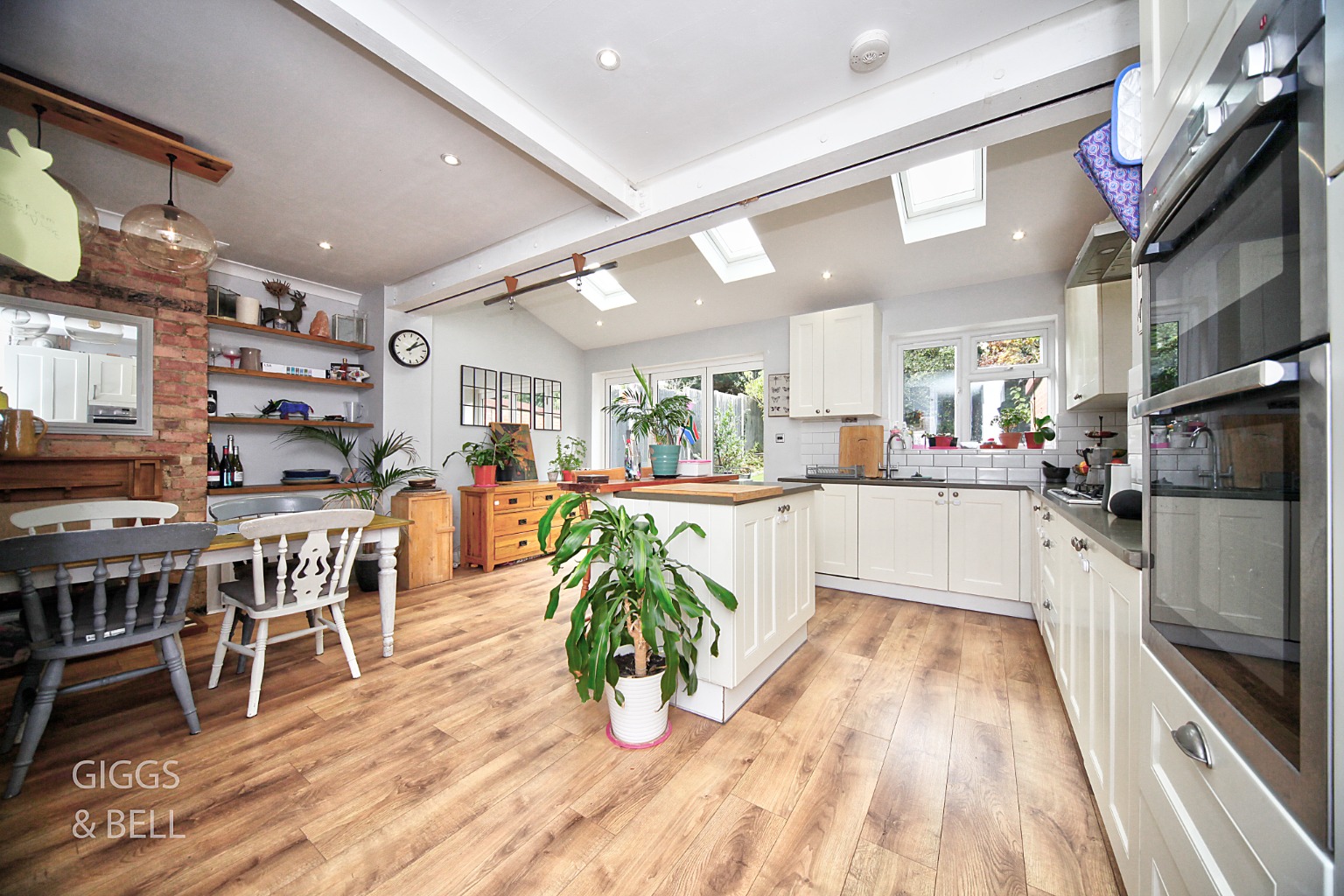 3 bed semi-detached house for sale in Hillary Crescent, Luton  - Property Image 7