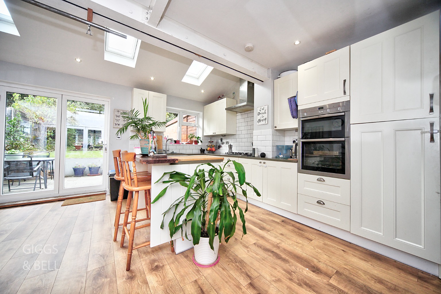 3 bed semi-detached house for sale in Hillary Crescent, Luton  - Property Image 5