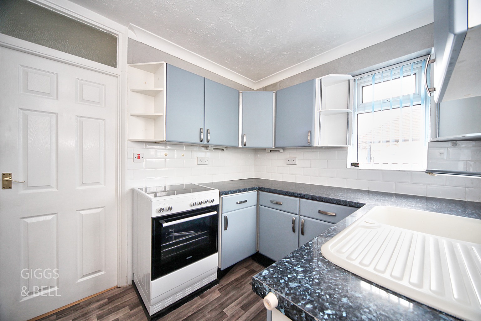 2 bed semi-detached bungalow for sale in Hathaway Close, Luton 6