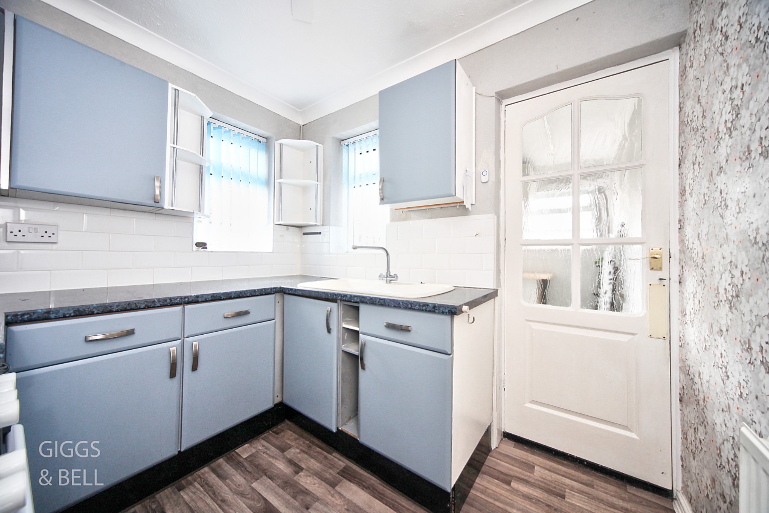 2 bed semi-detached bungalow for sale in Hathaway Close, Luton 7