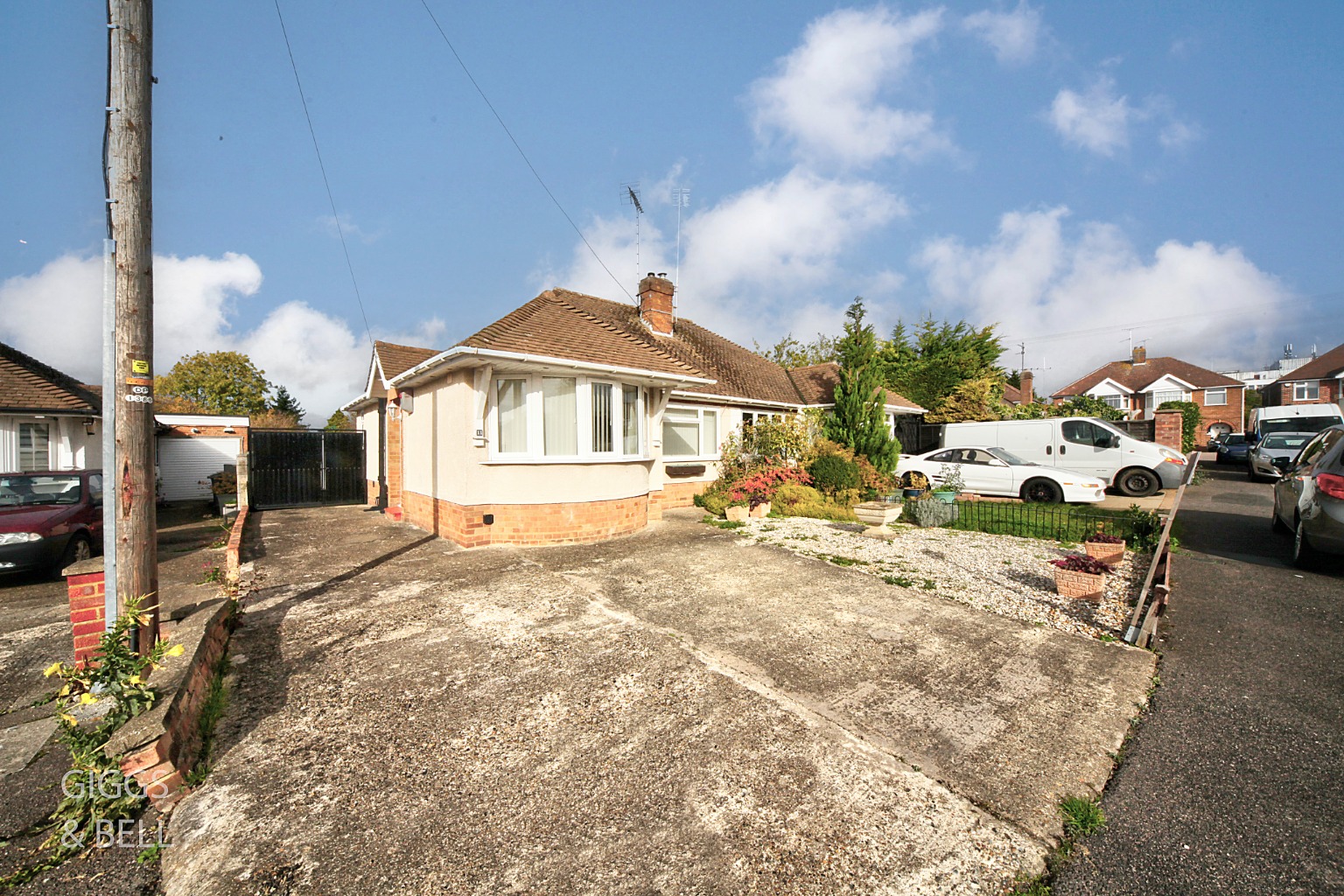 2 bed semi-detached bungalow for sale in Hathaway Close, Luton - Property Image 1
