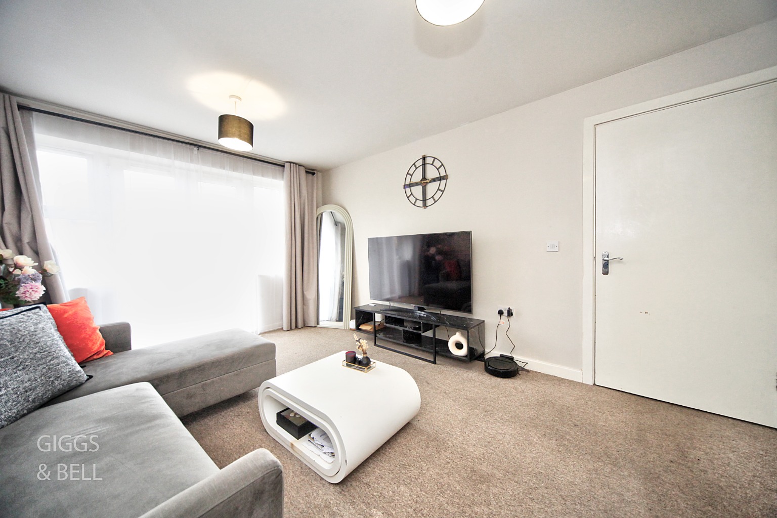 2 bed flat for sale in Holly Street, Luton 3