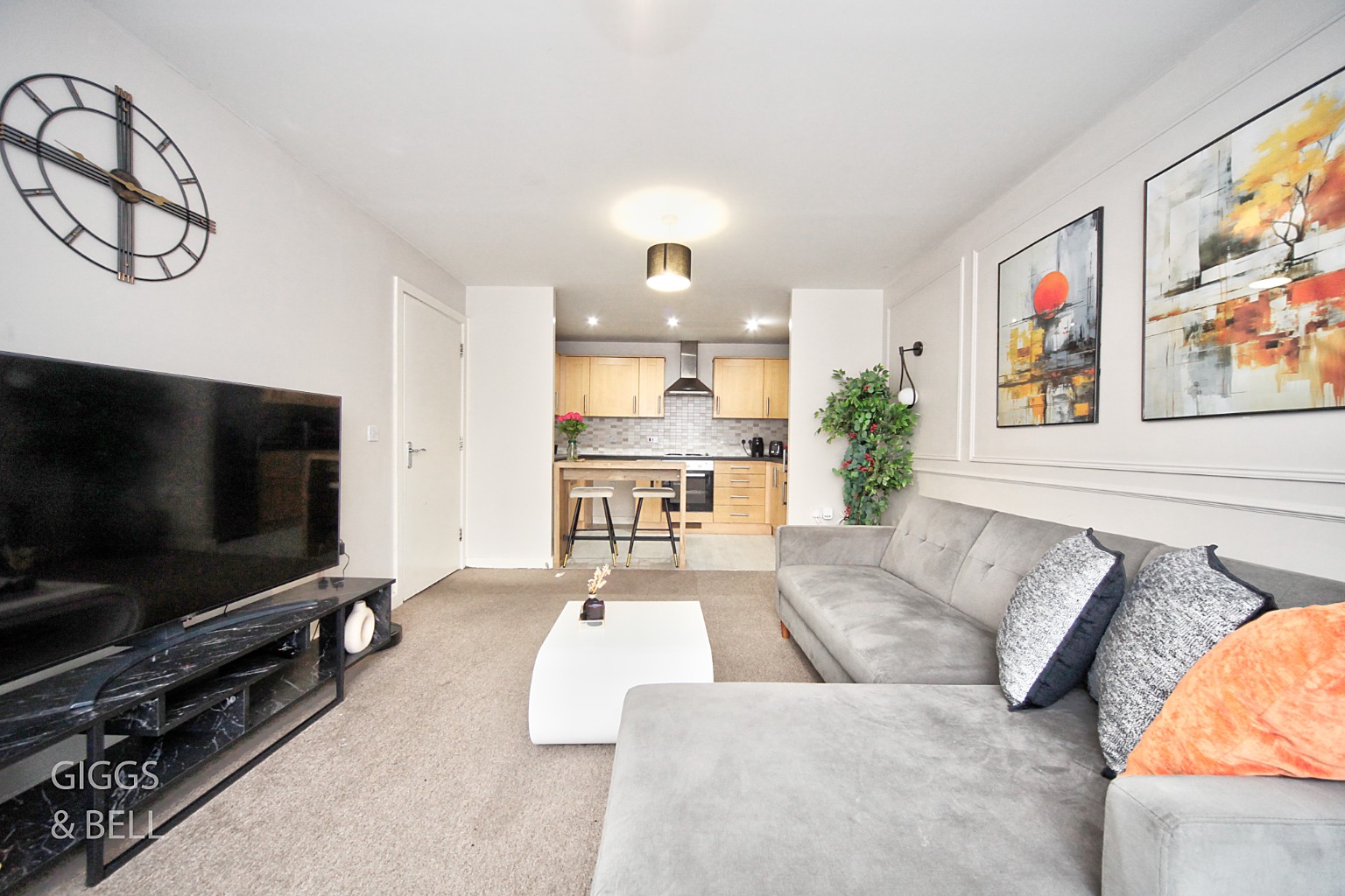2 bed flat for sale in Holly Street, Luton  - Property Image 3