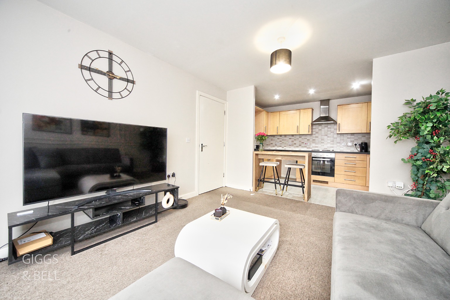 2 bed flat for sale in Holly Street, Luton  - Property Image 2