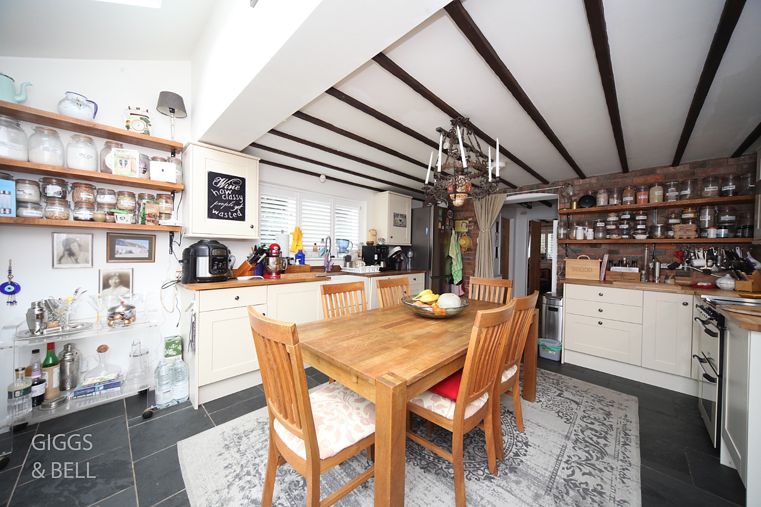 3 bed end of terrace house for sale in East Street, Hertfordshire 8