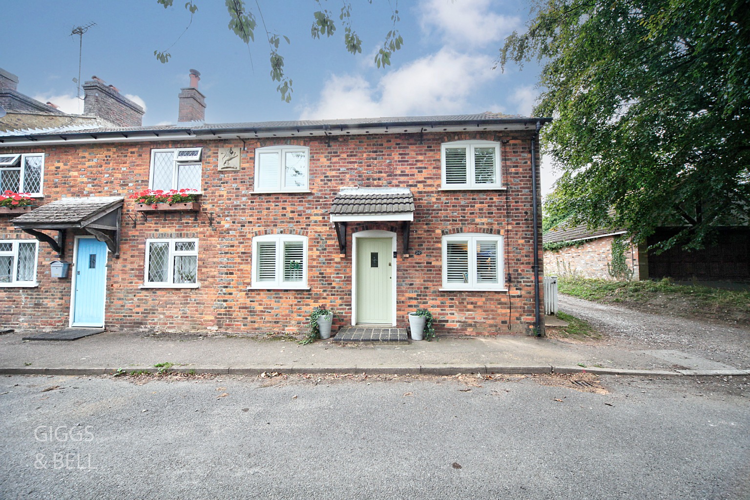 3 bed end of terrace house for sale in East Street, Hertfordshire, LU2 