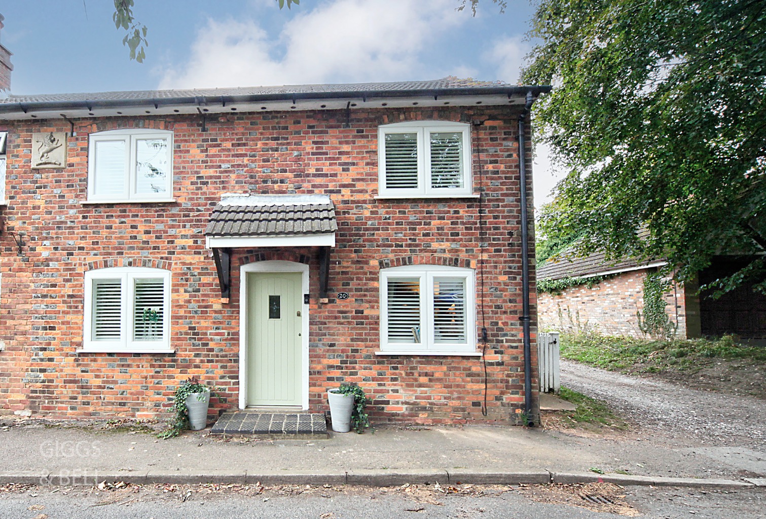 3 bed end of terrace house for sale in East Street, Hertfordshire, LU2 