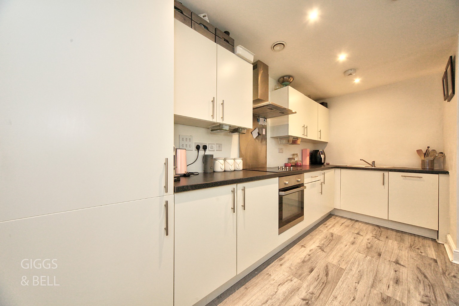 2 bed flat for sale in Cypress Road, Luton  - Property Image 3