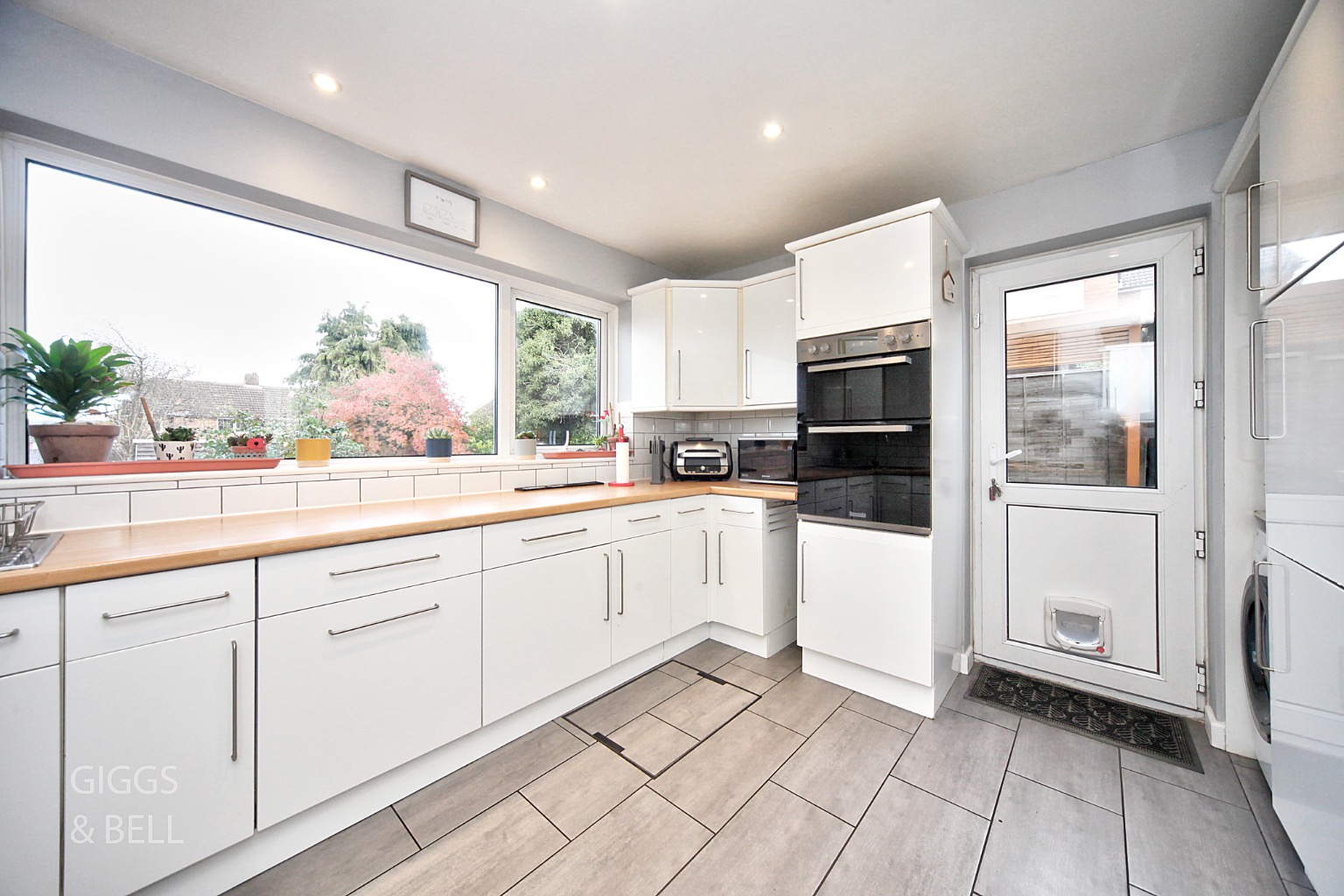 3 bed semi-detached house for sale in Redwood Drive, Luton  - Property Image 6