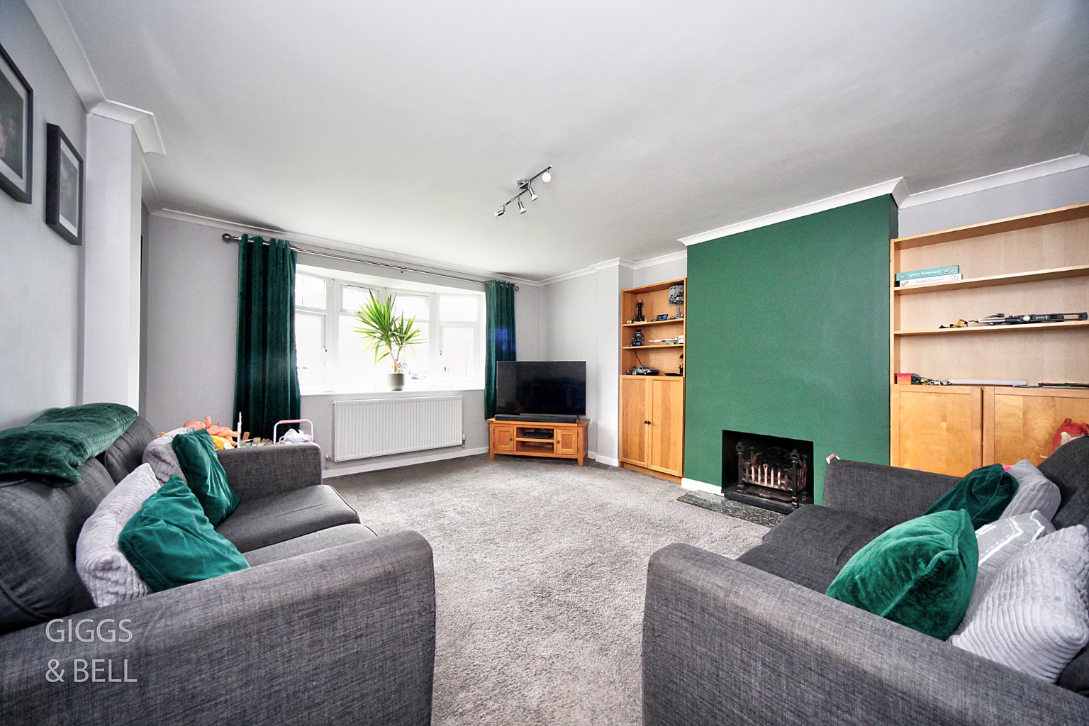 3 bed semi-detached house for sale in Redwood Drive, Luton  - Property Image 2