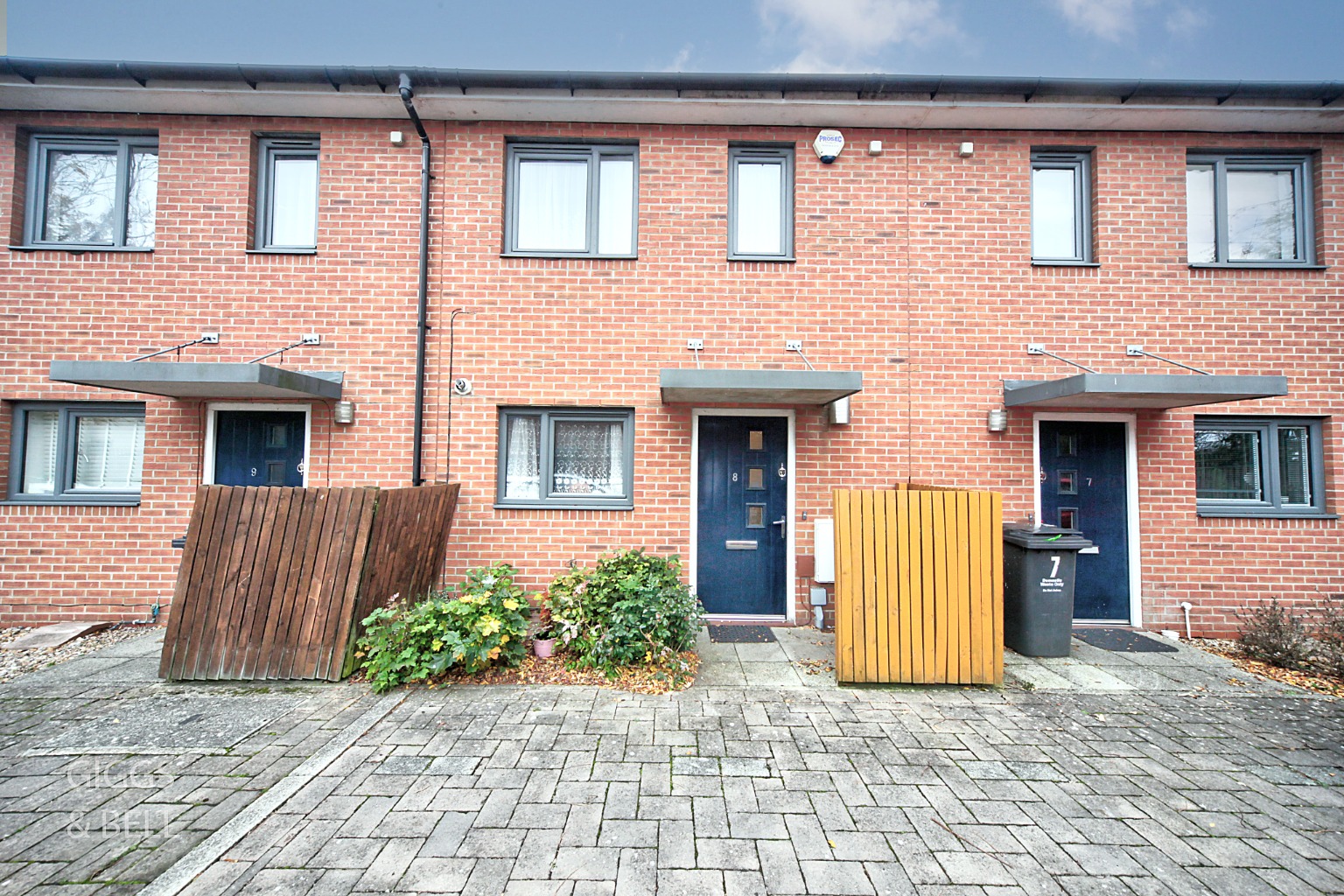 2 bed semi-detached house for sale in Falks Hill, Luton - Property Image 1