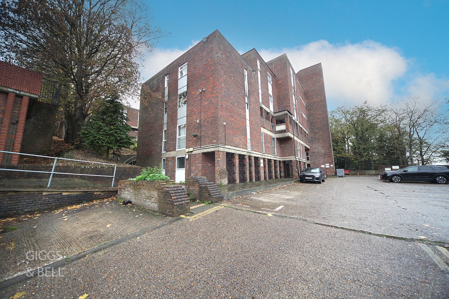 2 bed flat for sale in Downs Road, Luton - Property Image 1