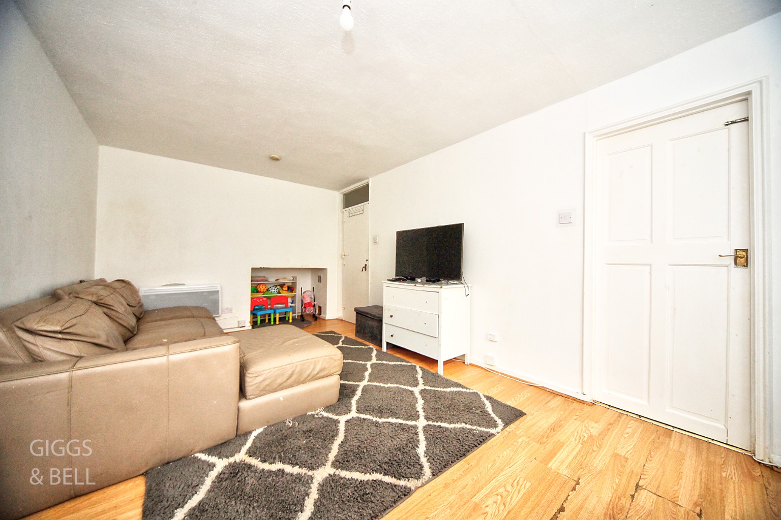 2 bed flat for sale in Downs Road, Luton  - Property Image 4
