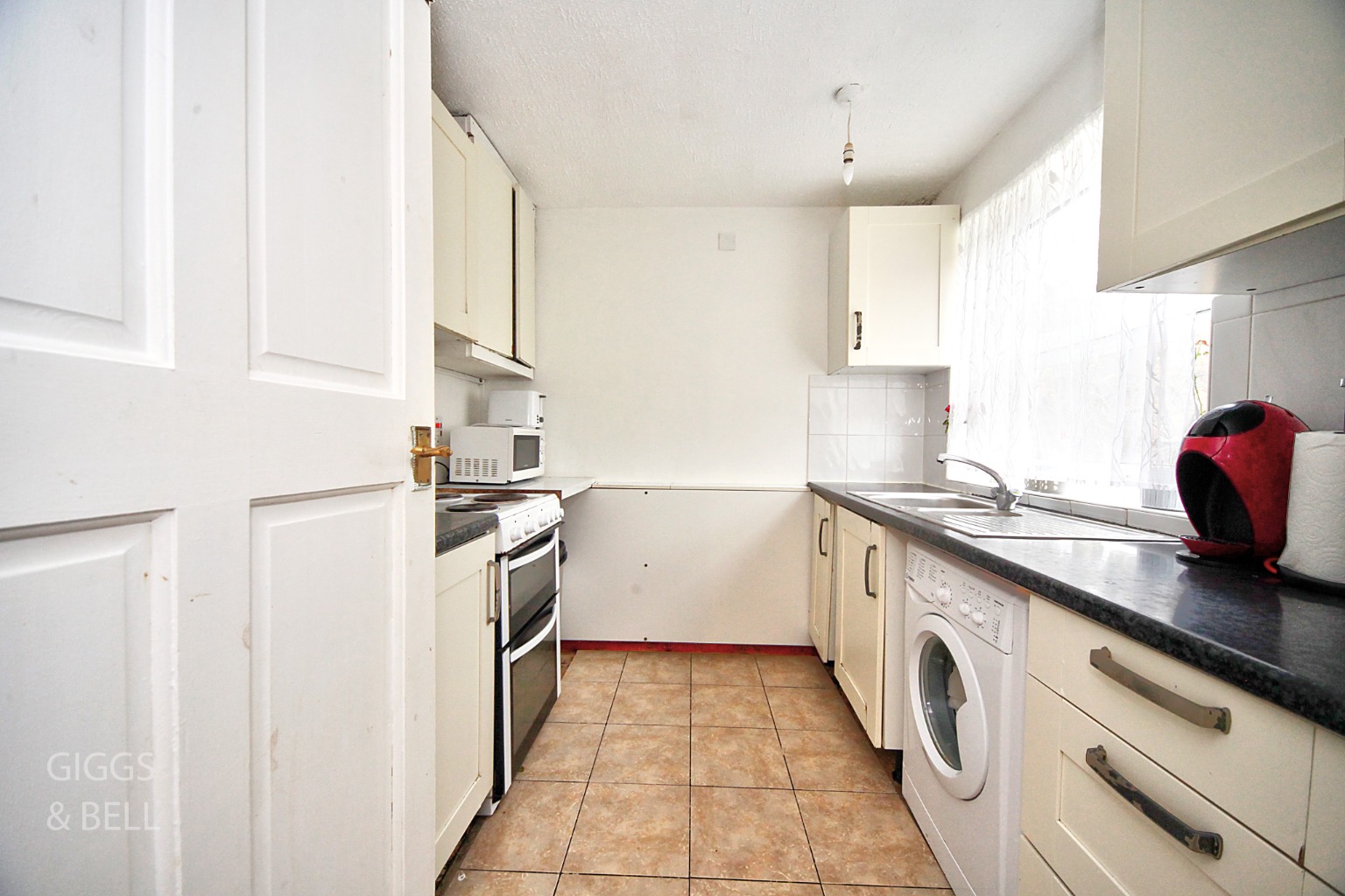 2 bed flat for sale in Downs Road, Luton 4