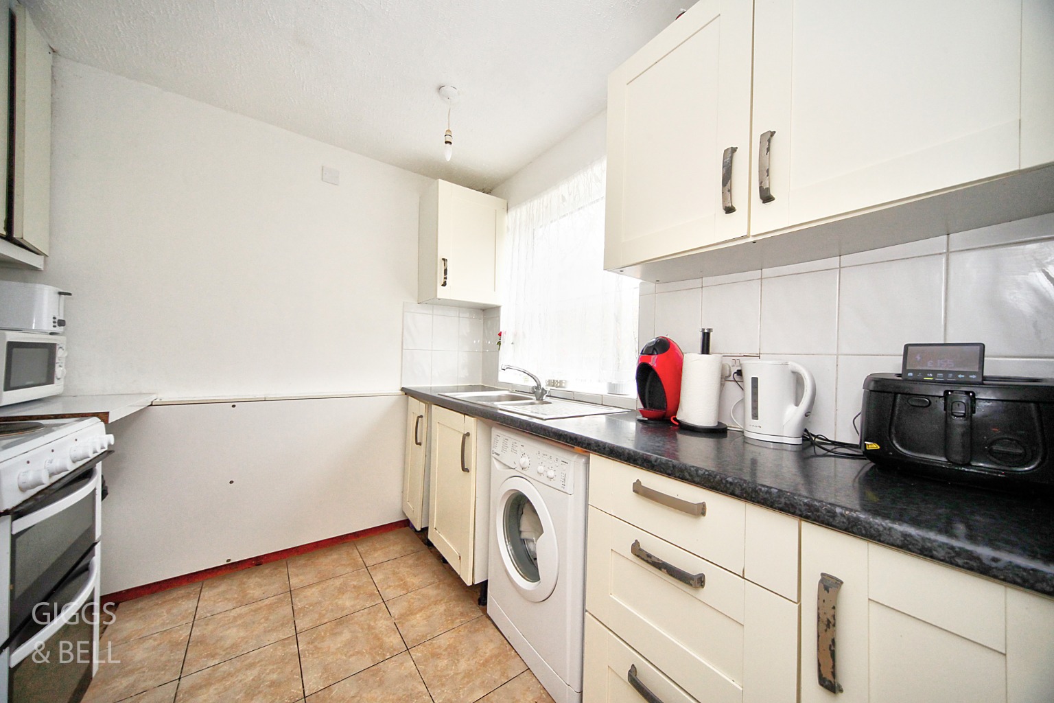 2 bed flat for sale in Downs Road, Luton 5