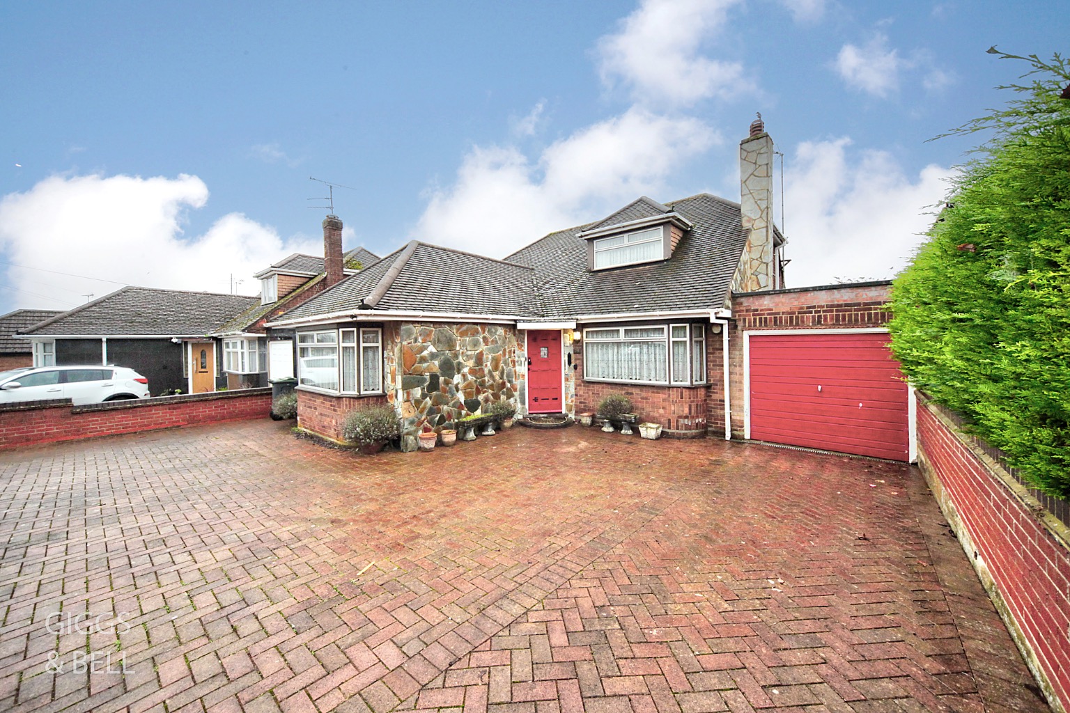 3 bed detached bungalow for sale in Stoneygate Road, Luton, LU4 