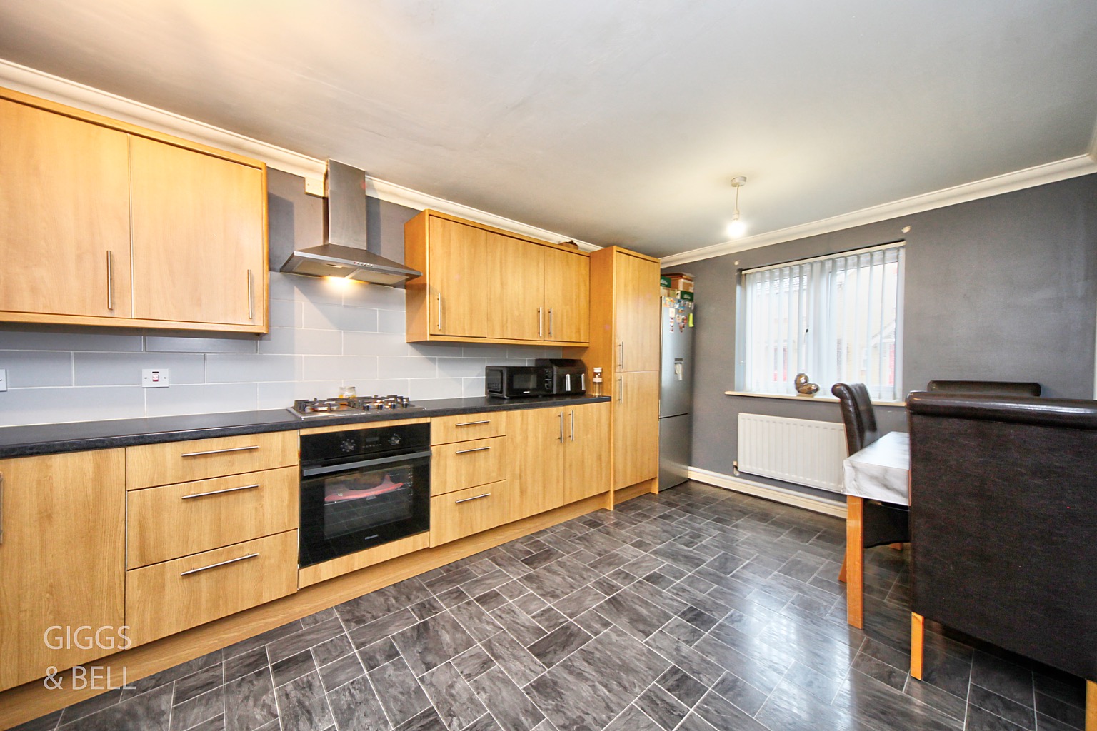 3 bed terraced house for sale in Morgan Close, Luton 4