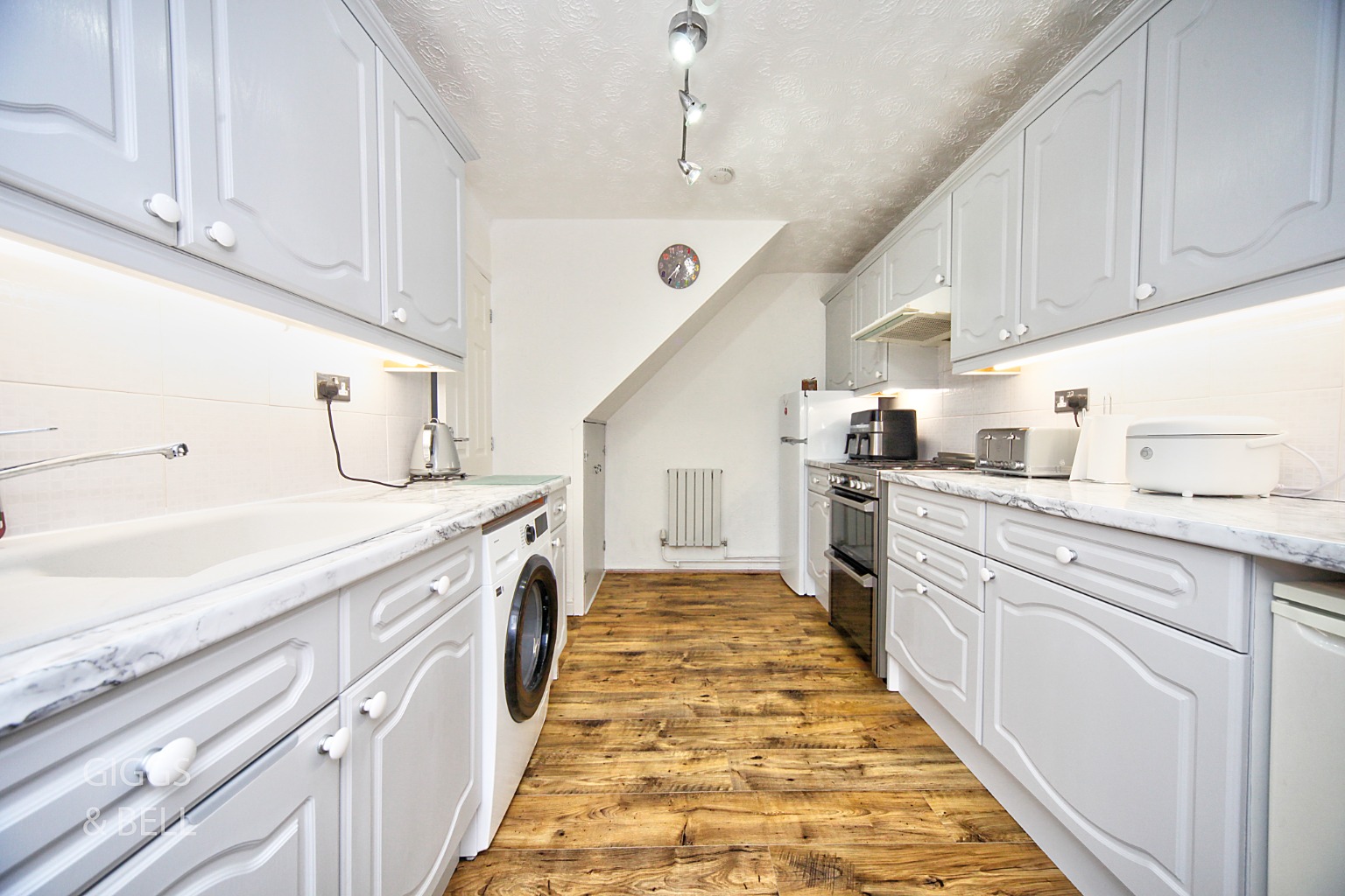 2 bed semi-detached house for sale in Redwood Drive, Luton  - Property Image 4