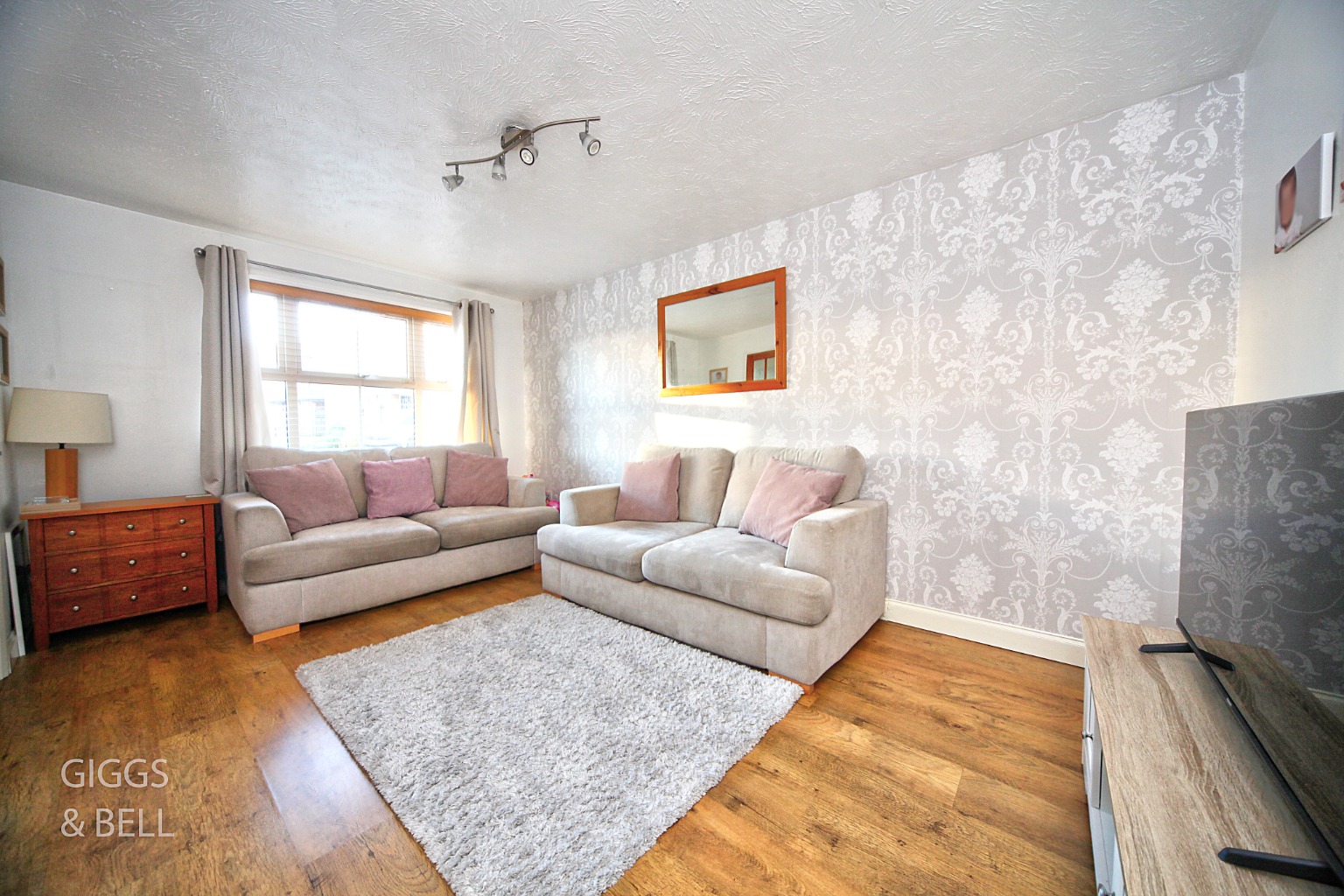 3 bed end of terrace house for sale in Lambourn Drive, Luton  - Property Image 3
