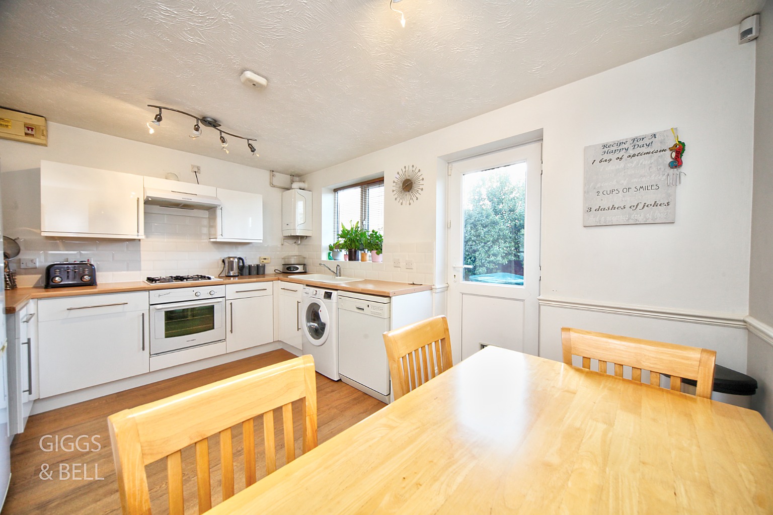 3 bed end of terrace house for sale in Lambourn Drive, Luton  - Property Image 5