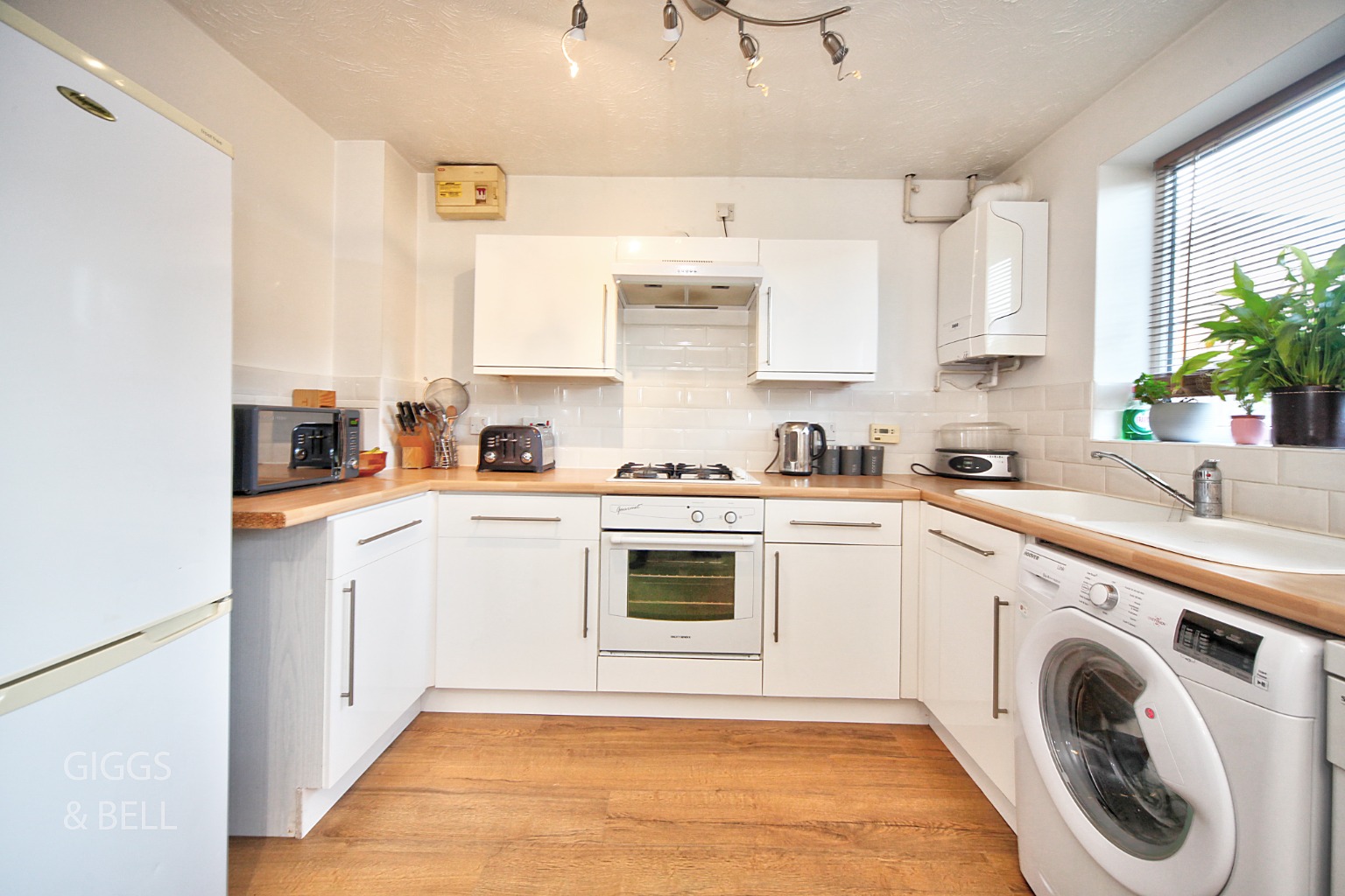 3 bed end of terrace house for sale in Lambourn Drive, Luton 6