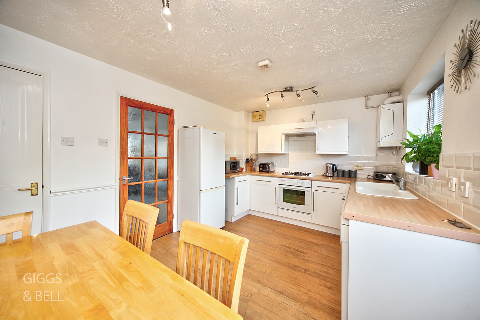 3 bed end of terrace house for sale in Lambourn Drive, Luton 5