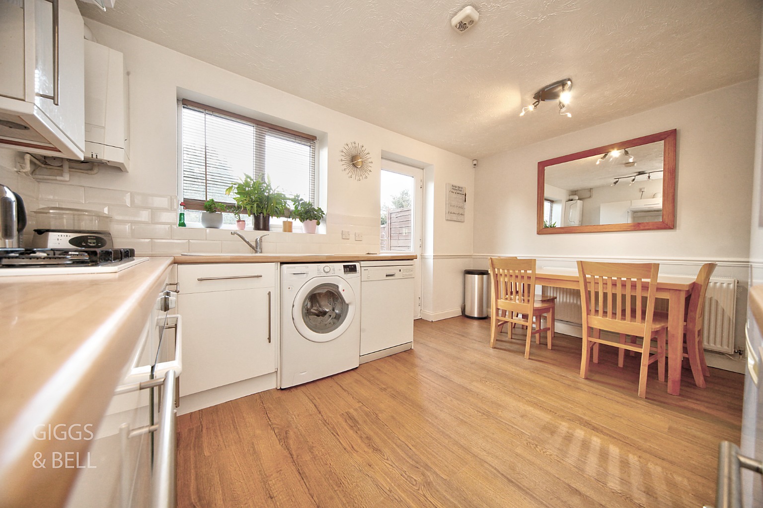 3 bed end of terrace house for sale in Lambourn Drive, Luton 3