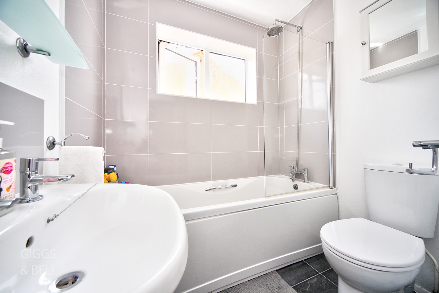 3 bed end of terrace house for sale in Lambourn Drive, Luton  - Property Image 9