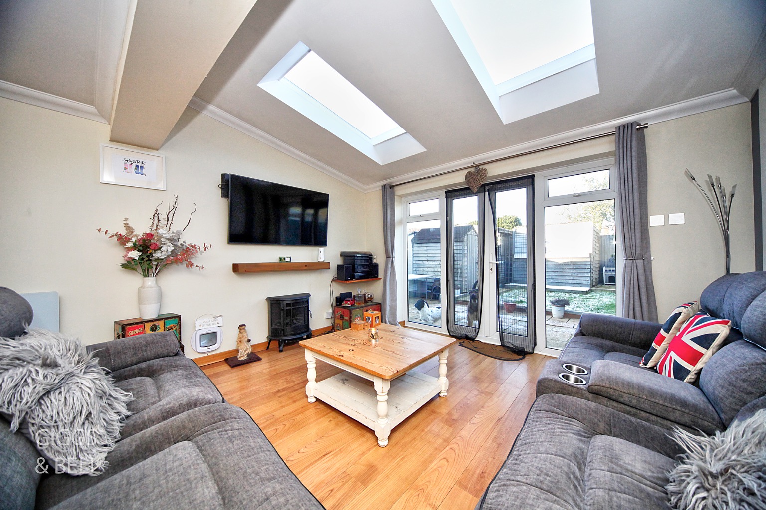 2 bed semi-detached house for sale in Alfriston Close, Luton  - Property Image 3