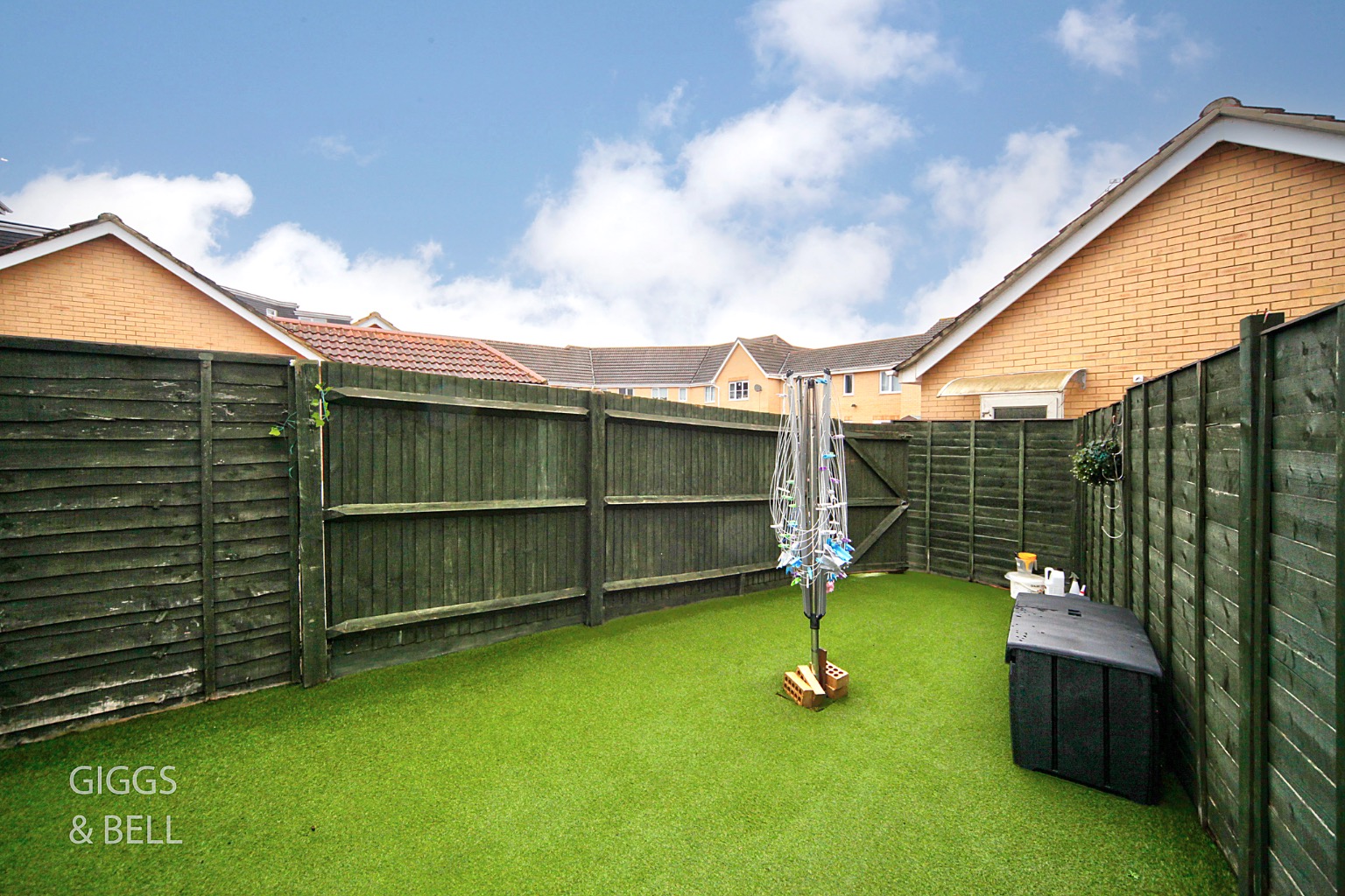 6 bed terraced house for sale in Morgan Close, Luton 22