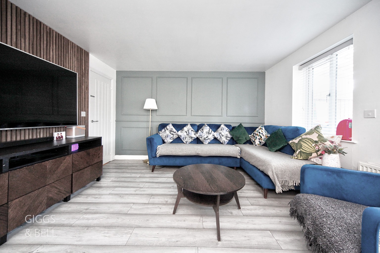 3 bed end of terrace house for sale in Abacot Grove, Bedfordshire 1