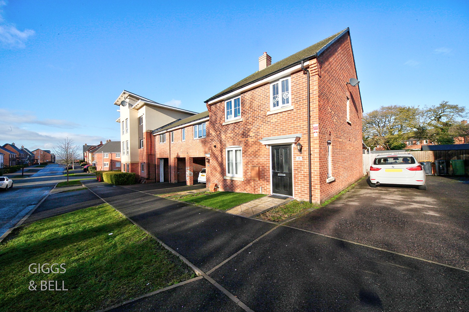 3 bed end of terrace house for sale in Abacot Grove, Bedfordshire, LU5 