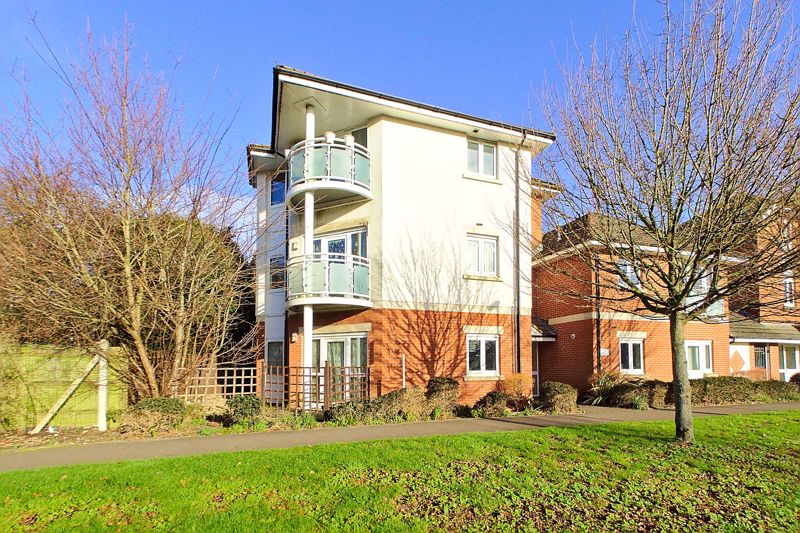 2 bed flat for sale in Swanfield Drive, Chichester - Property Image 1