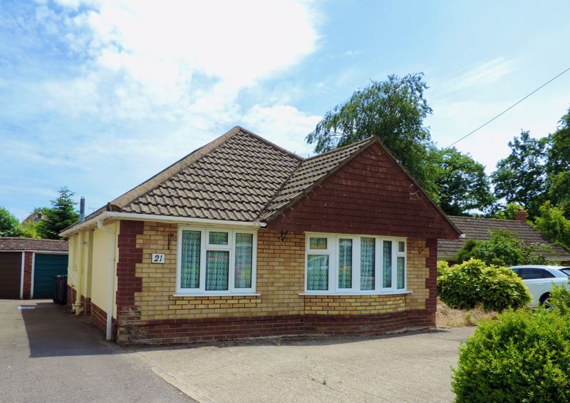 2 bed bungalow for sale in Rowan Avenue, Waterlooville - Property Image 1