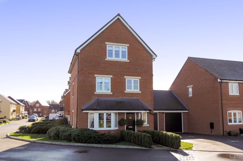 4 bed house for sale in Kingfisher Gardens, Chichester 0