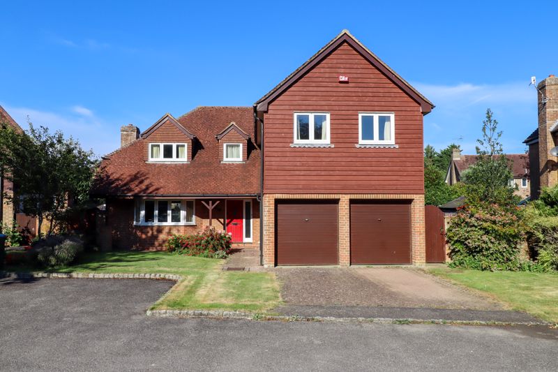 4 bed house for sale in St. Marys Meadow, Arundel  - Property Image 1