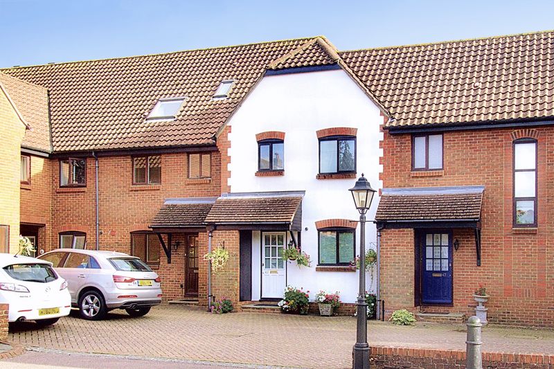 3 bed house for sale in Bishopsgate Walk, Chichester 0